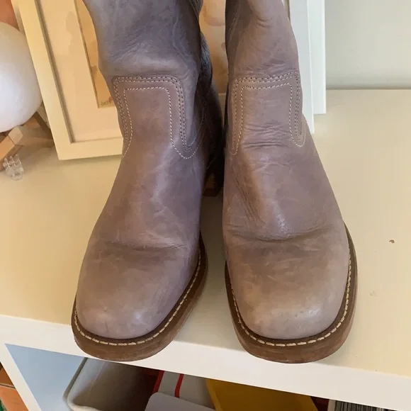 GORGEOUS FRYE Campus Boots in rare lavender color - Picture 3 of 10